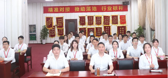 舉行新員工職業(yè)培訓(xùn)，加強行業(yè)認(rèn)知，塑造職業(yè)化心態(tài)，打造委托招商引資第一團隊！