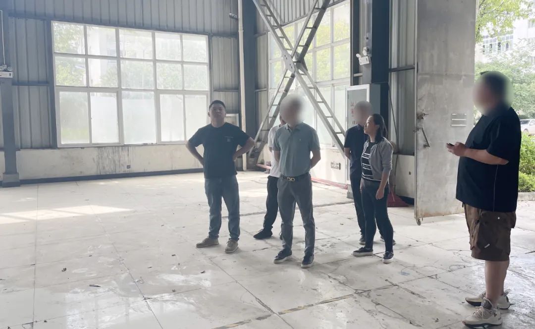 與國內(nèi)外一線服飾品牌長期合作！戶外服飾擴(kuò)建投資選址項目方反向考察云南某地方政府